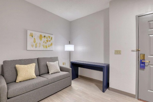 Comfort Suites Milwaukee Airport image 24