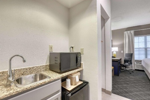 Comfort Suites Milwaukee Airport image 29