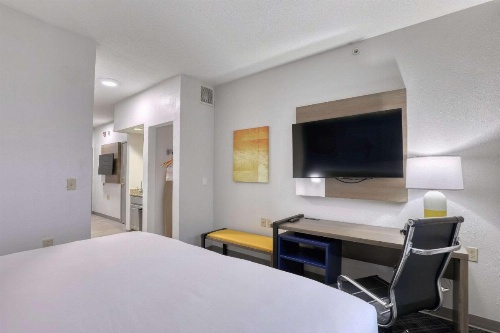 Comfort Suites Milwaukee Airport image 32