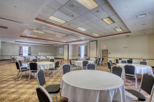 Comfort Suites Milwaukee Airport image 42