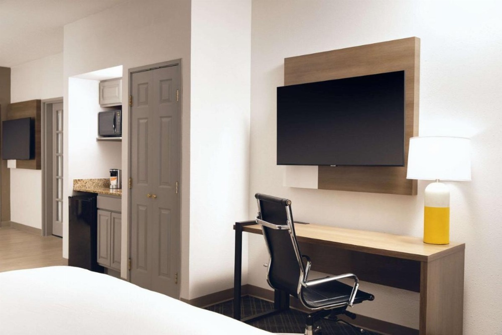 Comfort Suites Milwaukee Airport Image 6