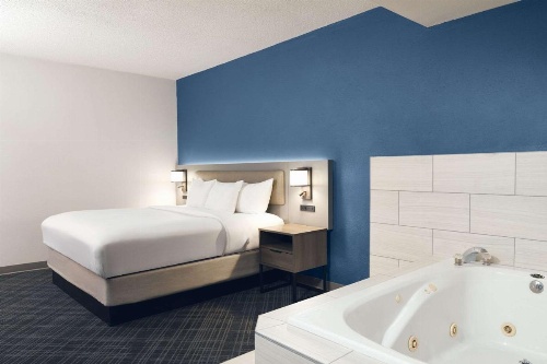 Comfort Suites Milwaukee Airport image 7